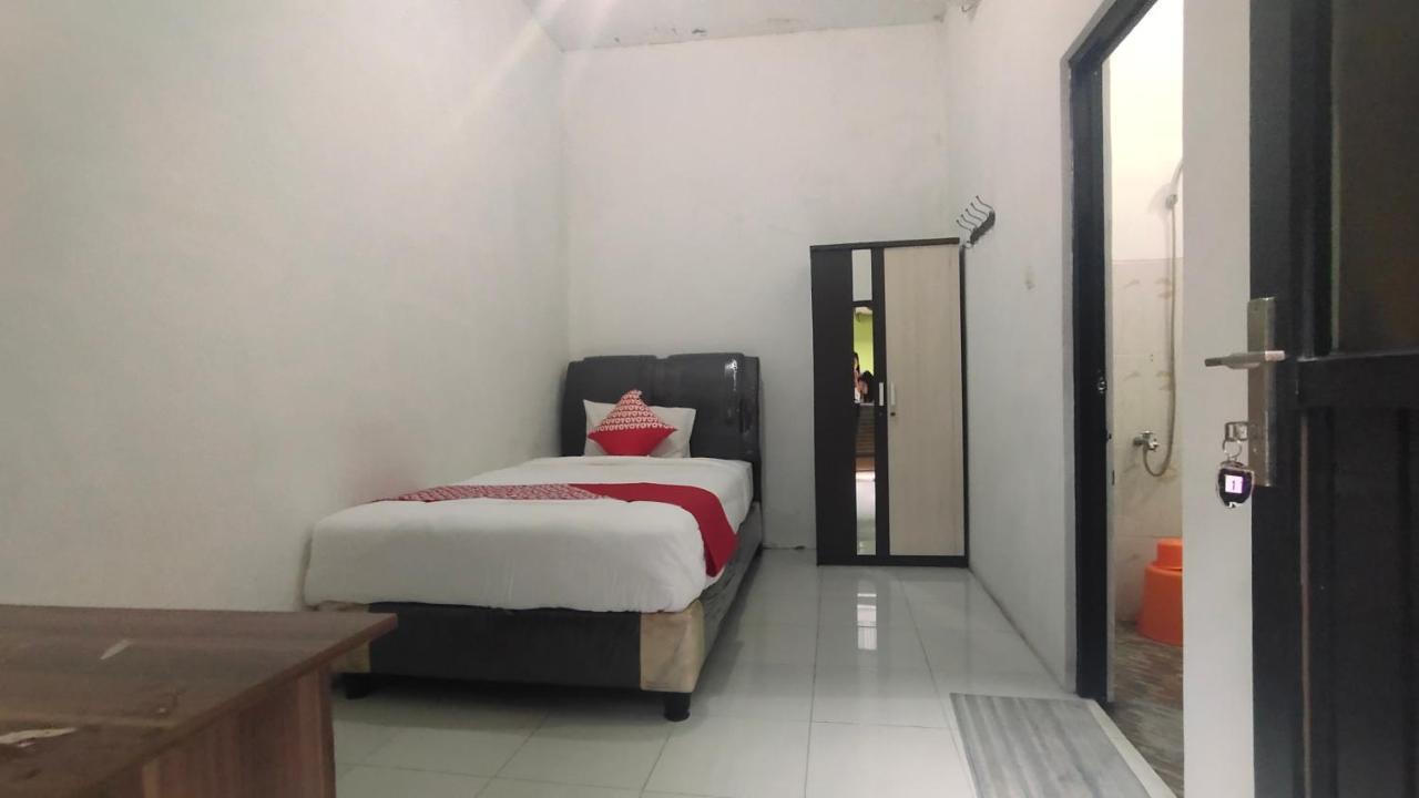 โอโย 90157 กริยา อันดอน ซาเรียห์ Hotel จิเรบอน ภายนอก รูปภาพ