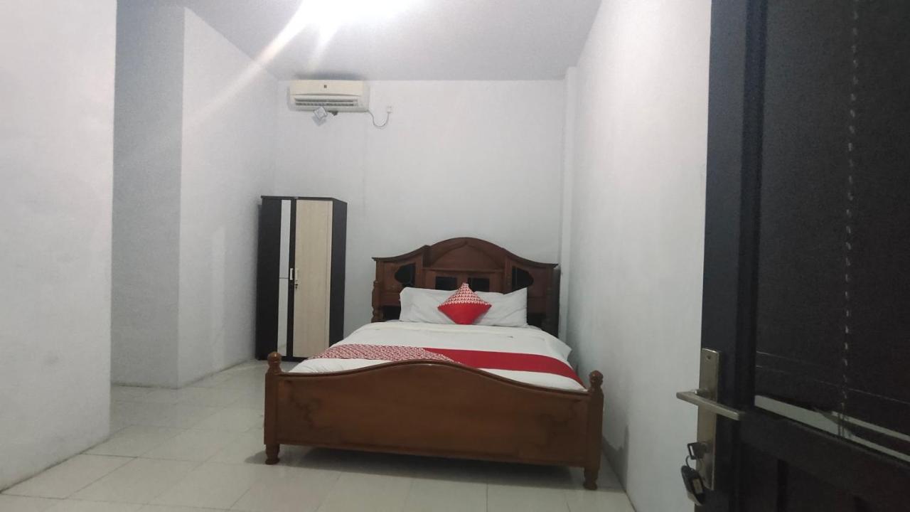 โอโย 90157 กริยา อันดอน ซาเรียห์ Hotel จิเรบอน ภายนอก รูปภาพ
